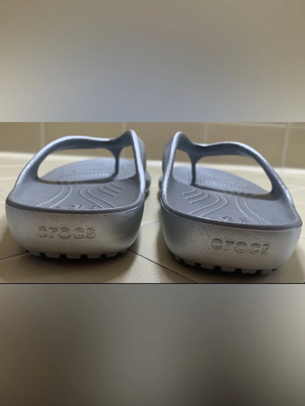 Crocs Kadee II Metallic Flip Flops Sandals Light Weight Silver Sz W10 NWOT